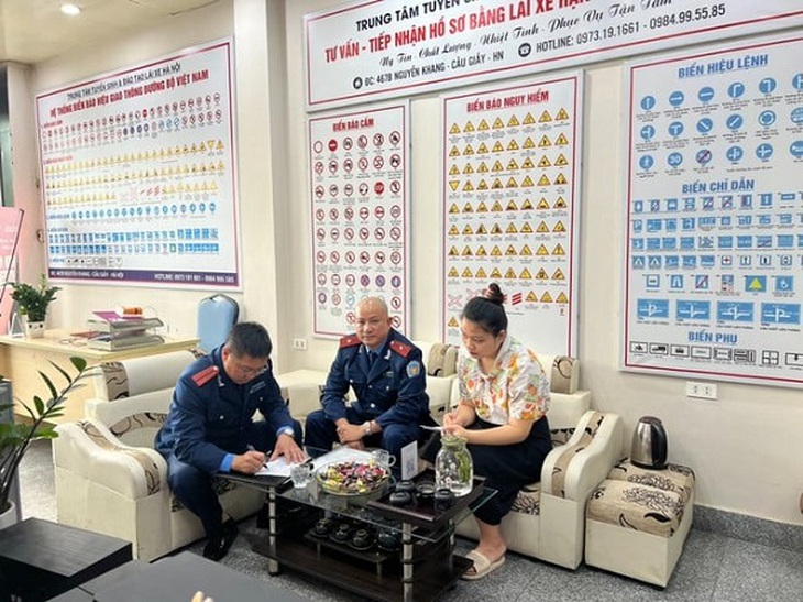 Phạt 14 triệu và đình chỉ cơ sở đào tạo lái xe 'chui' ở Hà Nội- Ảnh 2. Phạt 14 triệu và đình chỉ cơ sở đào tạo lái xe 'chui' ở Hà Nội- Ảnh 2.