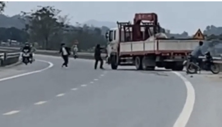 Tạm giữ hình sự 2 đối tượng đập vỡ kính xe ở Nghệ An- Ảnh 1.