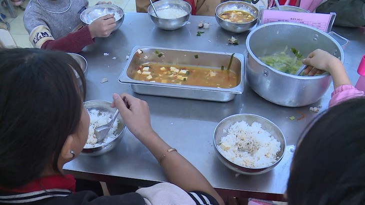 Vụ 11 học sinh ăn 2 gói mì tôm chan cơm: Bộ GD&ĐT nói gì?- Ảnh 2.