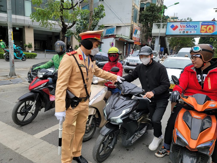 Muôn kiểu chống rét của người Hà Nội- Ảnh 10.