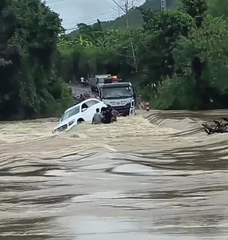 Video trục vớt chiếc xe Mercedes bị nước cuốn trôi- Ảnh 1.