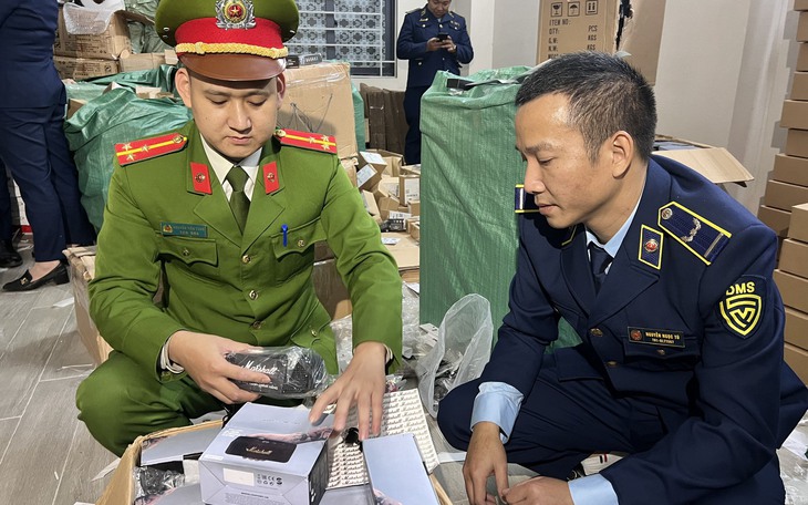 "Đột kích" kho hàng giả nhãn hiệu loa, tai nghe Marshall nằm khuất sâu trong ngõ nhỏ Hà Nội