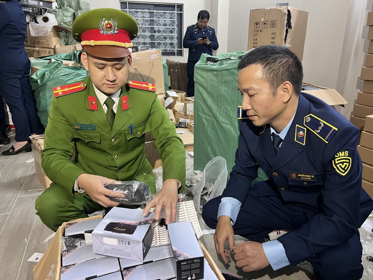 'Đột kích' kho hàng giả nhãn hiệu loa, tai nghe Marshall nằm khuất sâu trong ngõ nhỏ Hà Nội- Ảnh 2. 'Đột kích' kho hàng giả nhãn hiệu loa, tai nghe Marshall nằm khuất sâu trong ngõ nhỏ Hà Nội- Ảnh 2.