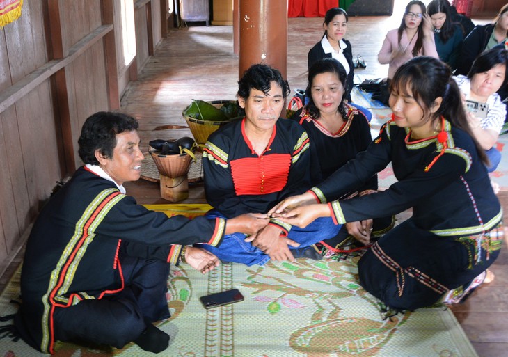 Người Tây Nguyên gìn giữ phong tục kết nghĩa anh em- Ảnh 2. Người Tây Nguyên gìn giữ phong tục kết nghĩa anh em- Ảnh 2.