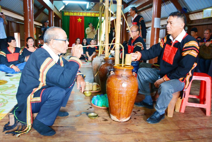Người Tây Nguyên gìn giữ phong tục kết nghĩa anh em- Ảnh 3. Người Tây Nguyên gìn giữ phong tục kết nghĩa anh em- Ảnh 3.