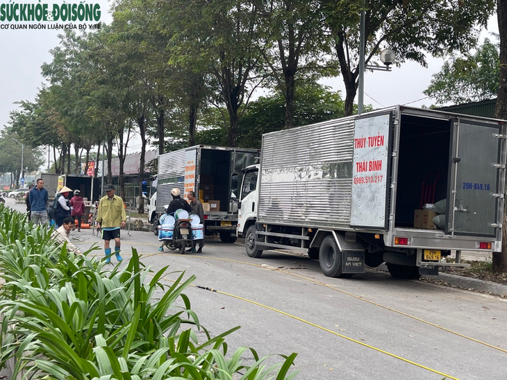 Nhức nhối 'bến cóc' ngang nhiên hoạt động tấp nập, chính quyền sở tại có biết?- Ảnh 1.