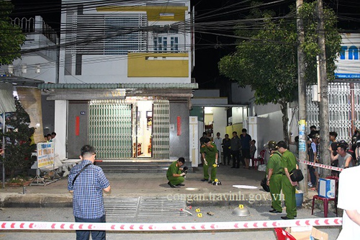 Một trong 2 nghi phạm cướp tiệm vàng ở Trà Vinh đã tử vong, vụ án sẽ được giải quyết thế nào?- Ảnh 1. Một trong 2 nghi phạm cướp tiệm vàng ở Trà Vinh đã tử vong, vụ án sẽ được giải quyết thế nào?- Ảnh 1.