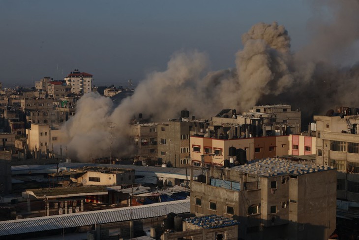 Israel dồn dập tấn công 200 mục tiêu ở Gaza, chuẩn bị cuộc chiến lâu dài với Hamas- Ảnh 1. Israel dồn dập tấn công 200 mục tiêu ở Gaza, chuẩn bị cuộc chiến lâu dài với Hamas- Ảnh 1.