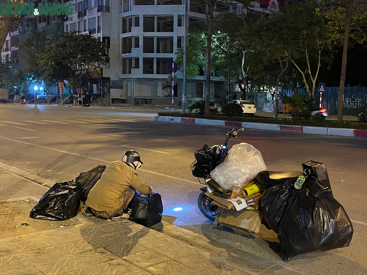 Lặng lẽ mưu sinh giữa đêm đông giá rét- Ảnh 2.