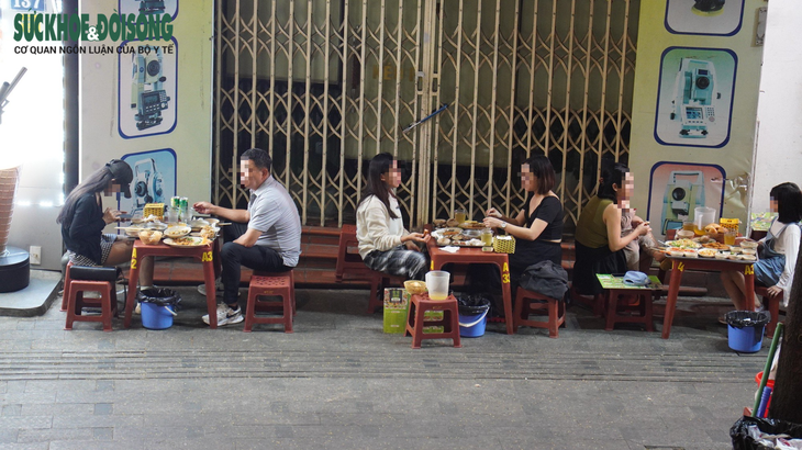 Vỉa hè Hà Nội nhộn nhịp hàng quán về đêm- Ảnh 8.