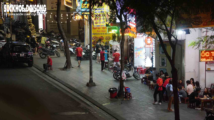 Vỉa hè Hà Nội nhộn nhịp hàng quán về đêm- Ảnh 5.