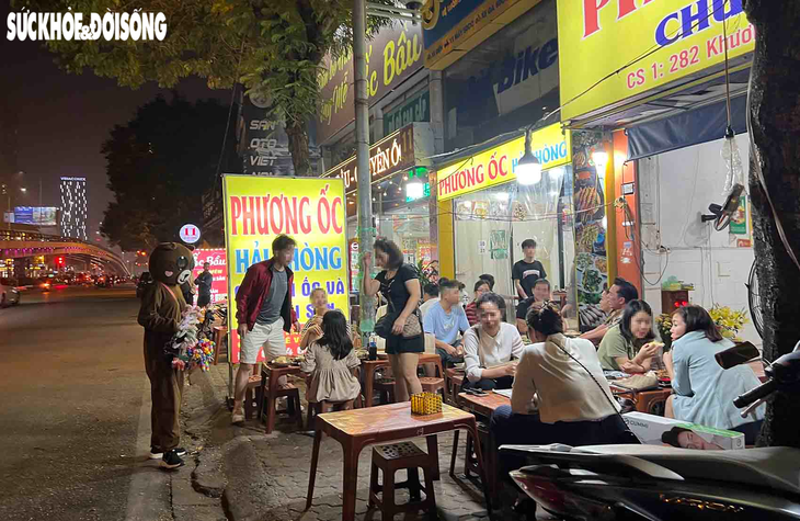 Vỉa hè Hà Nội nhộn nhịp hàng quán về đêm- Ảnh 2.