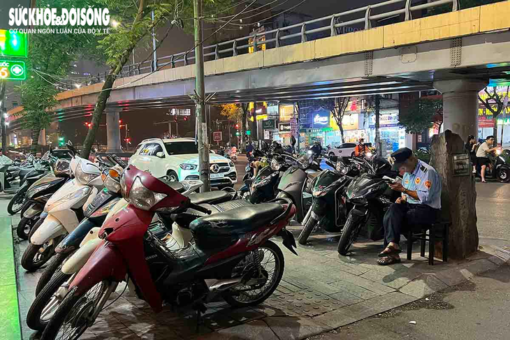 Vỉa hè Hà Nội nhộn nhịp hàng quán về đêm- Ảnh 3.