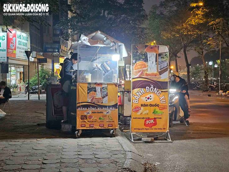 Vỉa hè Hà Nội nhộn nhịp hàng quán về đêm- Ảnh 9.