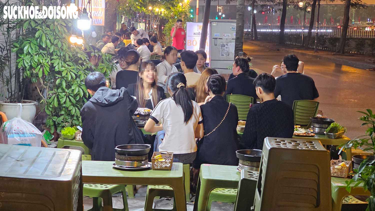 Vỉa hè Hà Nội nhộn nhịp hàng quán về đêm- Ảnh 6.