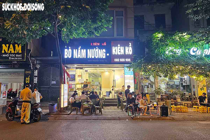 Vỉa hè Hà Nội nhộn nhịp hàng quán về đêm- Ảnh 4.
