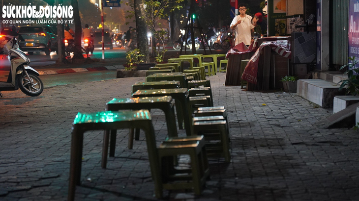 Vỉa hè Hà Nội nhộn nhịp hàng quán về đêm- Ảnh 10.