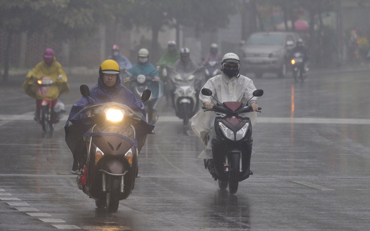 Không khí lạnh lan rộng miền Trung, ứng phó áp thấp nhiệt đới trên biển