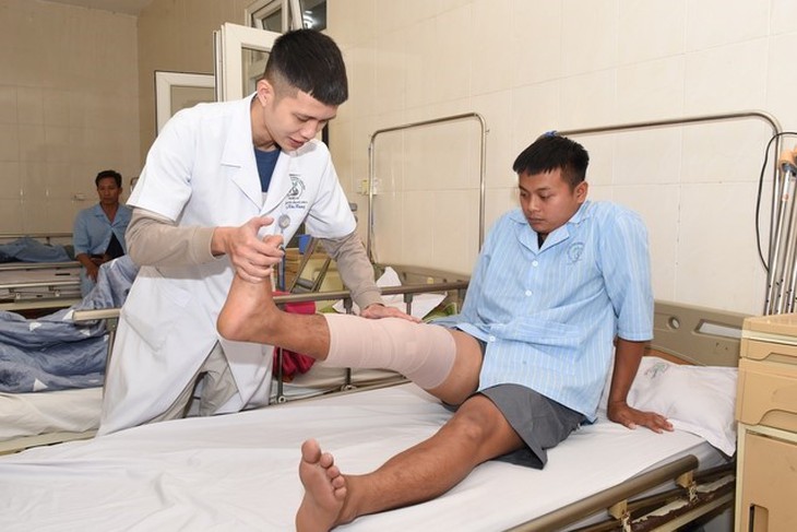 Bệnh viện Chấn thương - Chỉnh hình Nghệ An: Điều trị thành công trên 400 ca chấn thương thể thao mỗi năm- Ảnh 2. Bệnh viện Chấn thương - Chỉnh hình Nghệ An: Điều trị thành công trên 400 ca chấn thương thể thao mỗi năm- Ảnh 2.