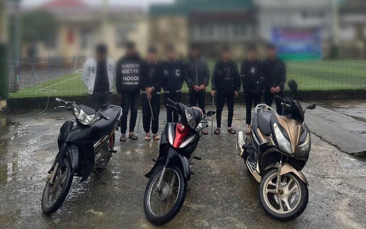 Nhóm thanh niên đeo khẩu trang cầm hung khí ra đường chém người vì ’ngứa mắt’