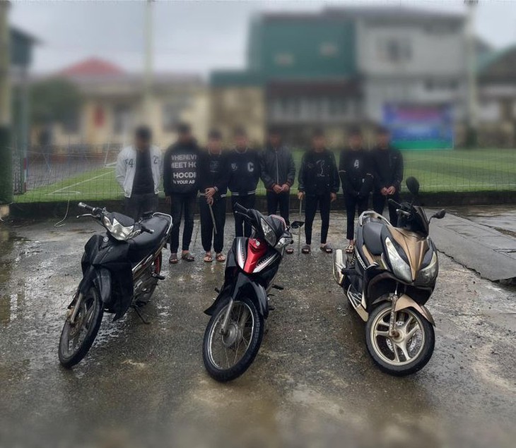 Nhóm đối tượng bịt khẩu trang, sử dụng hung khí chém người- Ảnh 1. Nhóm đối tượng bịt khẩu trang, sử dụng hung khí chém người- Ảnh 1.