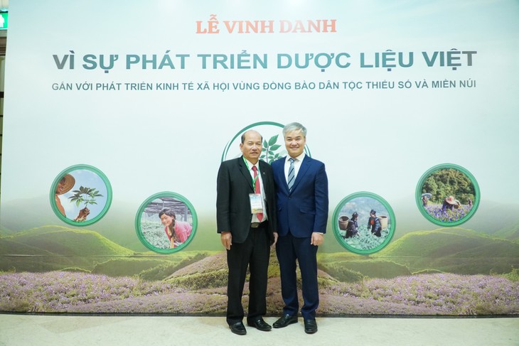 Đông đảo khách mời đến Nhà hát Lớn dự Lễ Vinh danh Vì sự phát triển dược liệu Việt- Ảnh 3. Đông đảo khách mời đến Nhà hát Lớn dự Lễ Vinh danh Vì sự phát triển dược liệu Việt- Ảnh 3.