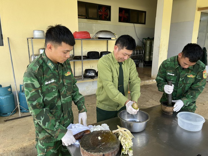 Bác sĩ mang quân hàm xanh với bài thuốc 'trị' ... độc do ăn lá ngón- Ảnh 4. Bác sĩ mang quân hàm xanh với bài thuốc 'trị' ... độc do ăn lá ngón- Ảnh 4.