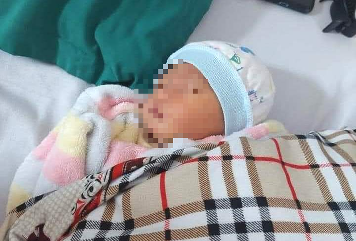 Bé gái 15 ngày tuổi bị bỏ rơi trước cổng nhà dân trong đêm- Ảnh 1.