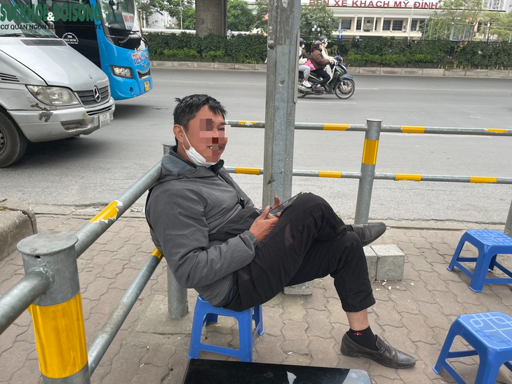 Người Hà Nội ám ảnh cảnh ô tô 'bò' trên đường bắt khách- Ảnh 3.