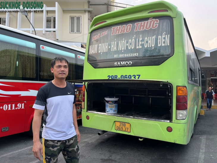 Người Hà Nội ám ảnh cảnh ô tô 'bò' trên đường bắt khách- Ảnh 5.