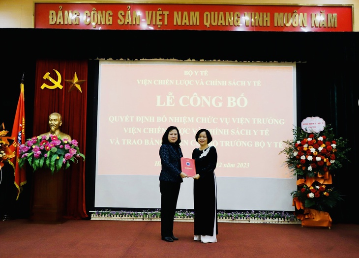 Bộ trưởng Đào Hồng Lan trao quyết định bổ nhiệm Viện trưởng Viện Chiến lược và Chính sách y tế- Ảnh 1. Bộ trưởng Đào Hồng Lan trao quyết định bổ nhiệm Viện trưởng Viện Chiến lược và Chính sách y tế- Ảnh 1.