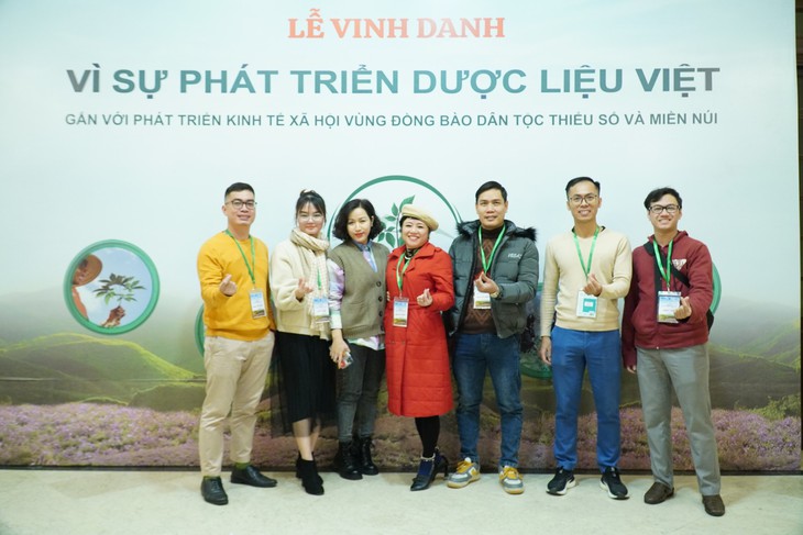 Đông đảo khách mời đến Nhà hát Lớn dự Lễ Vinh danh Vì sự phát triển dược liệu Việt- Ảnh 4. Đông đảo khách mời đến Nhà hát Lớn dự Lễ Vinh danh Vì sự phát triển dược liệu Việt- Ảnh 4.