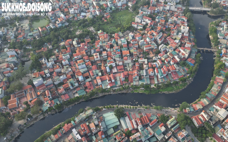 Sông Nhuệ ô nhiễm trầm trọng chảy quanh Hà Nội, vì sao khó xử lý?