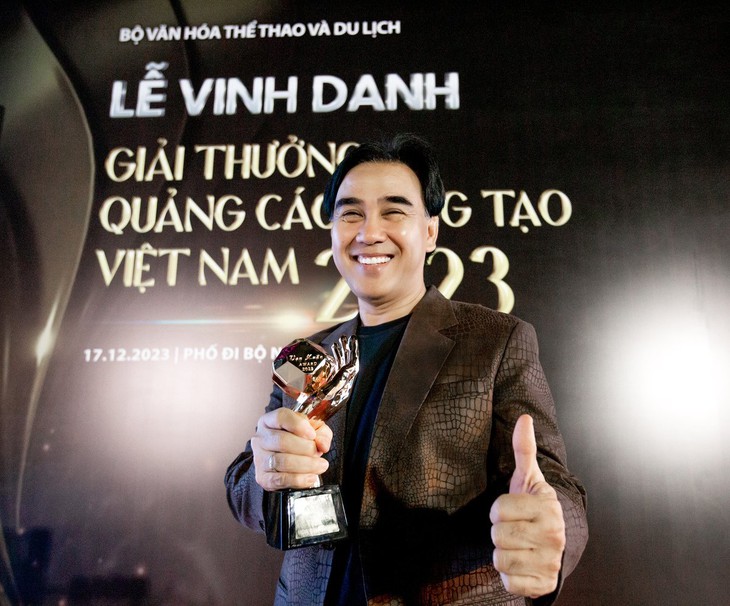 Quyền Linh: 'Tôi đủ sức đi xe hơi tốt, có bảo vệ, trợ lý nhưng tôi không làm điều đó'- Ảnh 1.