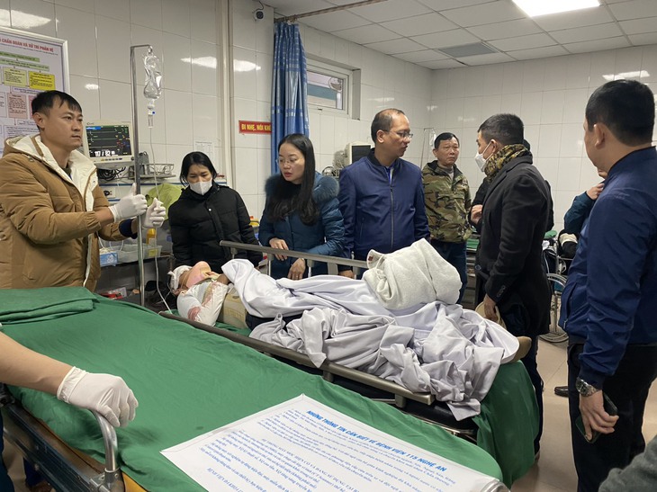 Bộ Y tế: Tập trung cứu chữa, chăm sóc sức khỏe, ổn định tâm lý người bị nạn vụ sập trần phòng học- Ảnh 1.