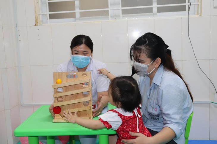 Cách phát hiện sớm khuyết tật nghe, nói- Ảnh 1.