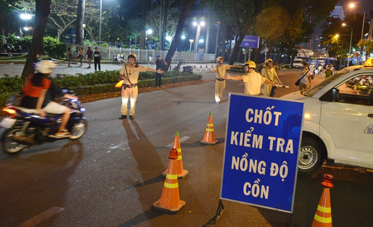 Vi phạm nồng độ cồn xin không được, cầm dao đòi chém CSGT bị phạt thế nào?- Ảnh 1. Vi phạm nồng độ cồn xin không được, cầm dao đòi chém CSGT bị phạt thế nào?- Ảnh 1.