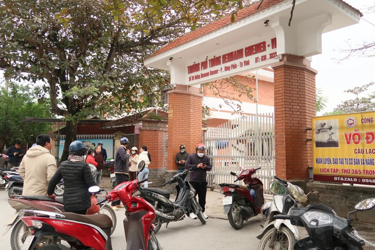 Yêu cầu các trường rà soát toàn bộ cơ sở vật chất sau vụ sập trần phòng học- Ảnh 1.