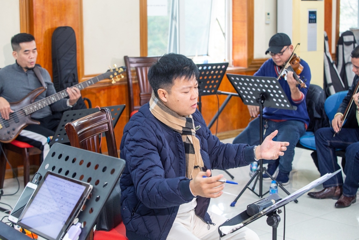 'Cháy vé' trước 2 tuần diễn ra liveshow Quê hương, Vũ Thắng Lợi và khách mời hào hứng luyện tập- Ảnh 1.