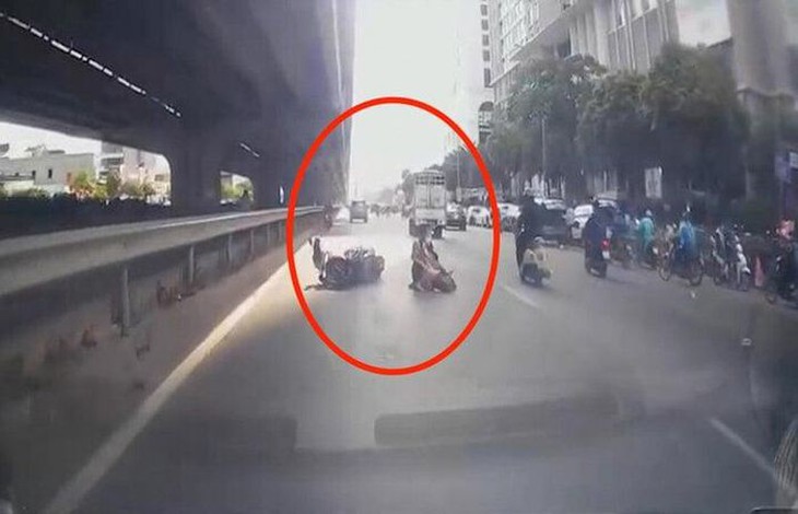 Đề nghị tài xế xe tải gây tai nạn rồi bỏ chạy đến làm việc- Ảnh 1. Đề nghị tài xế xe tải gây tai nạn rồi bỏ chạy đến làm việc- Ảnh 1.