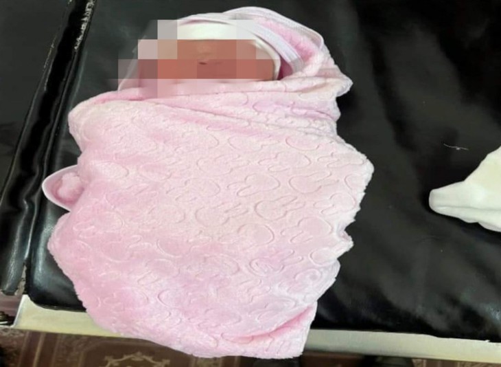 Bé gái sơ sinh đặt trong túi xách trước cổng nhà dân giữa trời giá rét- Ảnh 1. Bé gái sơ sinh đặt trong túi xách trước cổng nhà dân giữa trời giá rét- Ảnh 1.