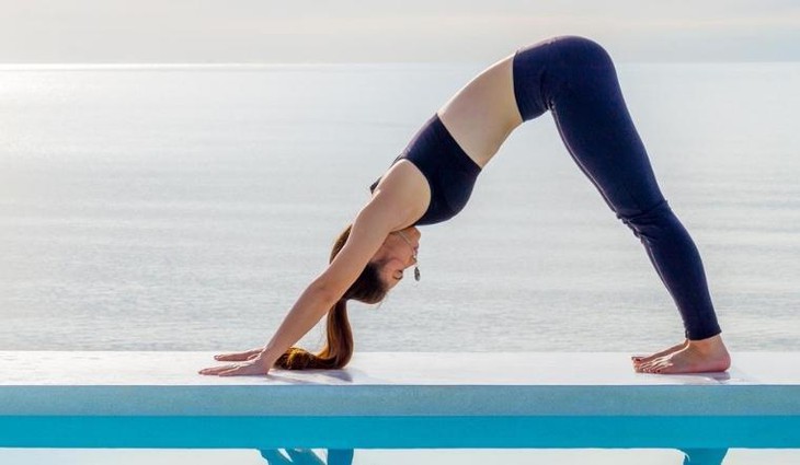 Chuỗi động tác yoga 15 phút giúp phục hồi năng lượng, thay thế cà phê- Ảnh 3. Chuỗi động tác yoga 15 phút giúp phục hồi năng lượng, thay thế cà phê- Ảnh 3.