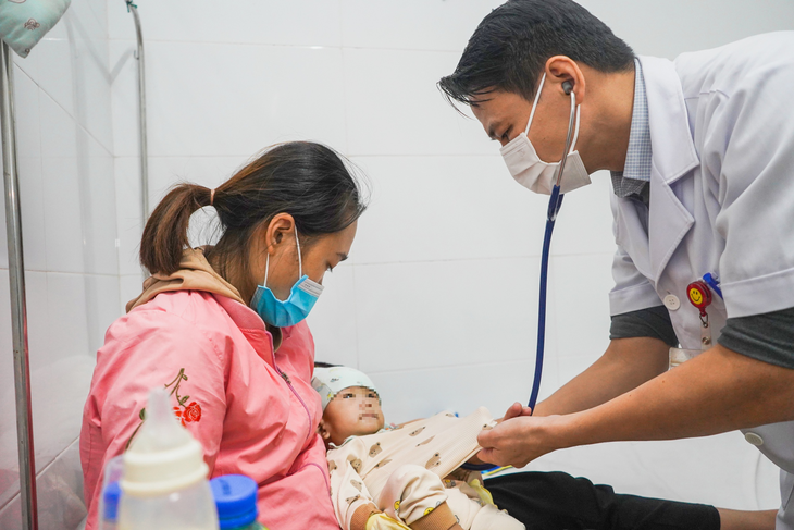 Trẻ mắc cúm A tăng cao cha mẹ làm gì để phòng biến chứng nguy hiểm?- Ảnh 1.