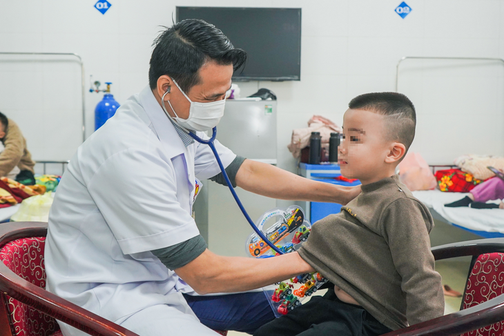 Trẻ mắc cúm A tăng cao cha mẹ làm gì để phòng biến chứng nguy hiểm?- Ảnh 2.