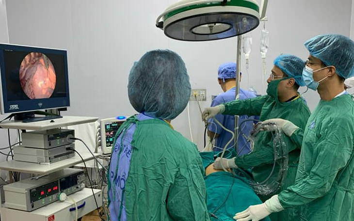 Bệnh nhi 14 tuổi rách phổi trái vì bị vật sắc nhọn đâm