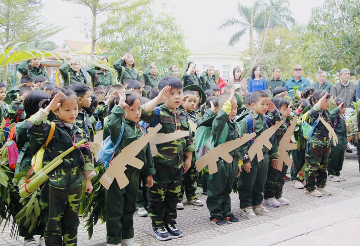 Học sinh trải nghiệm 'Cháu yêu chú bộ đội - Cháu làm chú bộ đội'- Ảnh 2. Học sinh trải nghiệm 'Cháu yêu chú bộ đội - Cháu làm chú bộ đội'- Ảnh 2.
