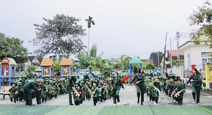 Học sinh trải nghiệm 'Cháu yêu chú bộ đội - Cháu làm chú bộ đội'- Ảnh 3. Học sinh trải nghiệm 'Cháu yêu chú bộ đội - Cháu làm chú bộ đội'- Ảnh 3.