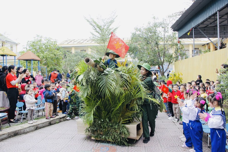 Học sinh trải nghiệm 'Cháu yêu chú bộ đội - Cháu làm chú bộ đội'- Ảnh 1. Học sinh trải nghiệm 'Cháu yêu chú bộ đội - Cháu làm chú bộ đội'- Ảnh 1.