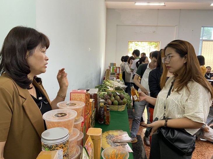 Sản phẩm tại 3 chợ đầu mối TPHCM bị tiểu thương pha trộn trước khi bán ra chợ lẻ- Ảnh 2.