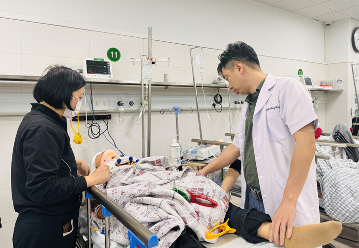 Diễn biến mới nhất sức khoẻ nữ sinh bị đa chấn thương do sập trần gỗ trường học- Ảnh 1. Diễn biến mới nhất sức khoẻ nữ sinh bị đa chấn thương do sập trần gỗ trường học- Ảnh 1.